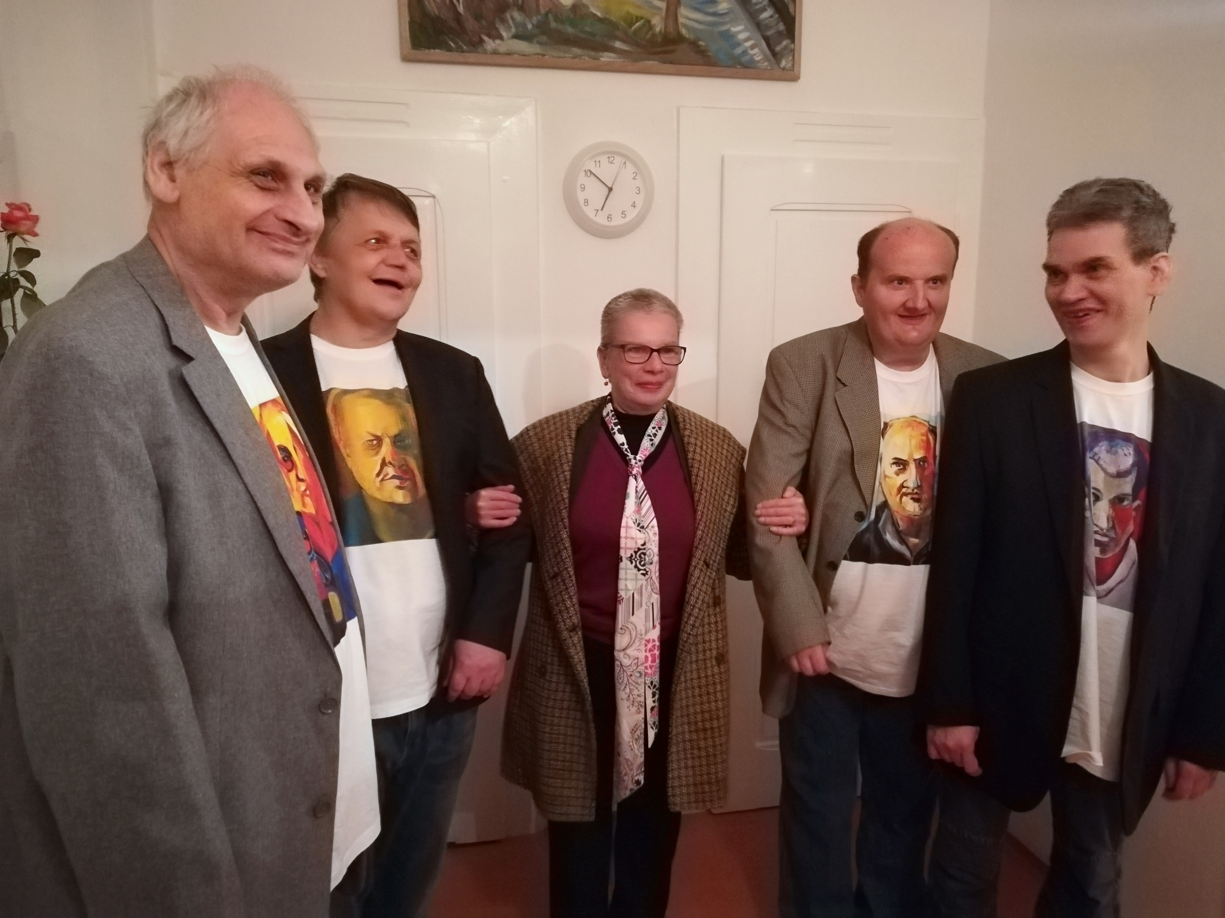 Kurátorka výstavy s portrétovanými uživateli