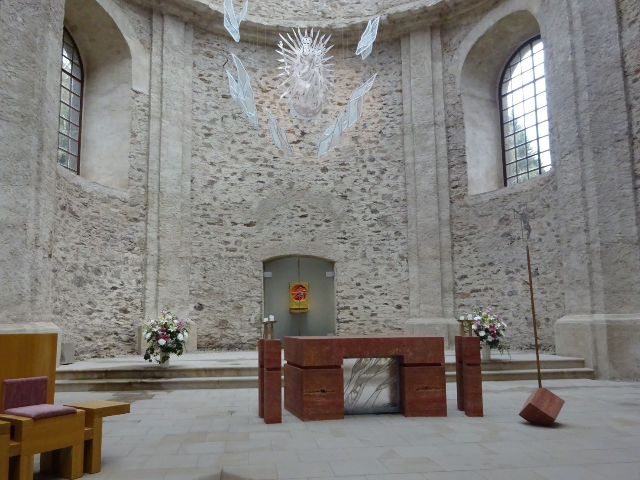 Velmi netradiční skleněný oltář