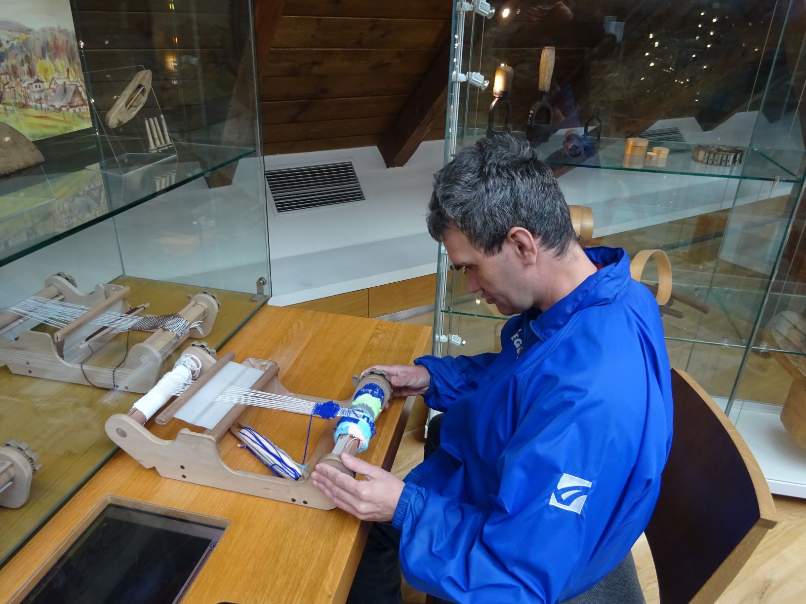 A mohli si zkusit tkát na zmenšeném tkalcovském stroji