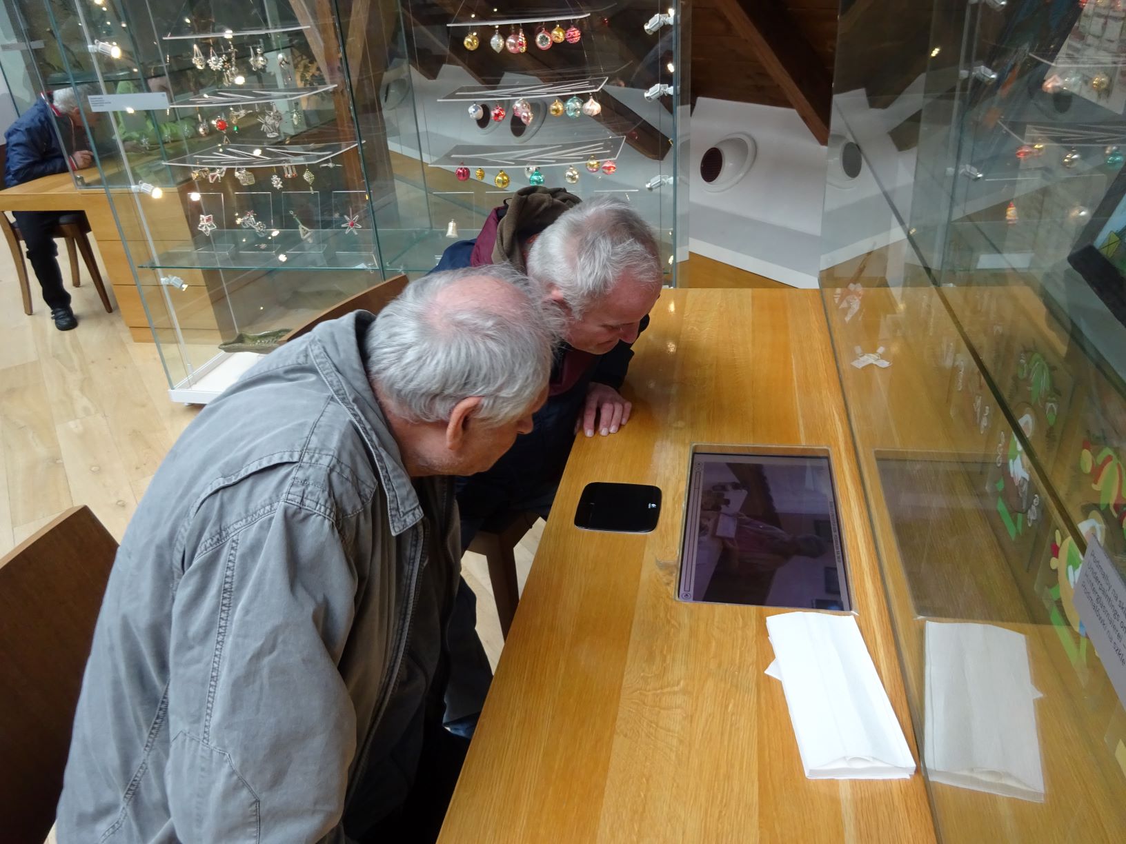 Dozvěděli jsme se, jak se vyrábí vánoční ozdoby