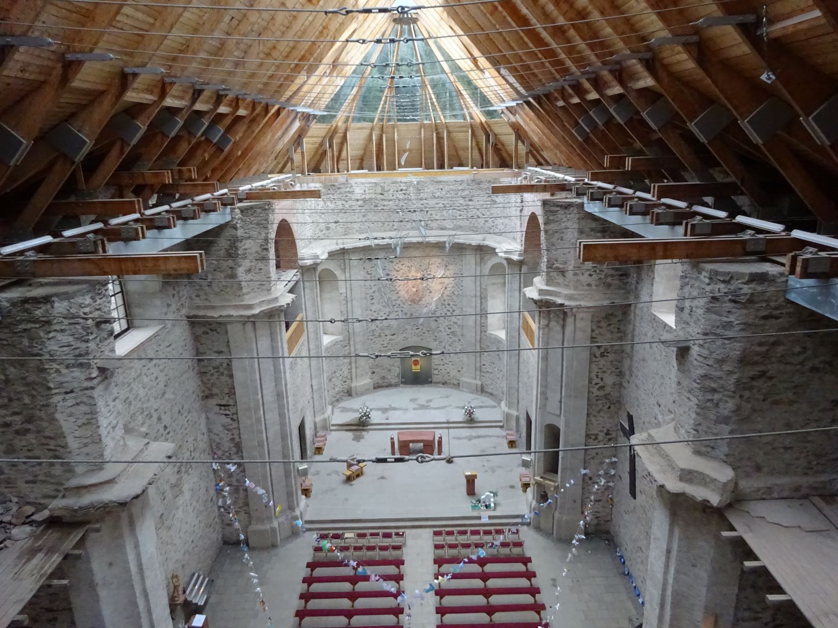 Hra světla a stínů, díky prosklené střeše kostela