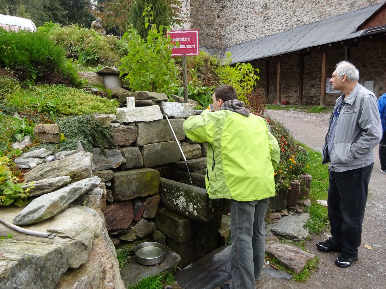 Ochutnali jsme také vodu z léčivého pramene