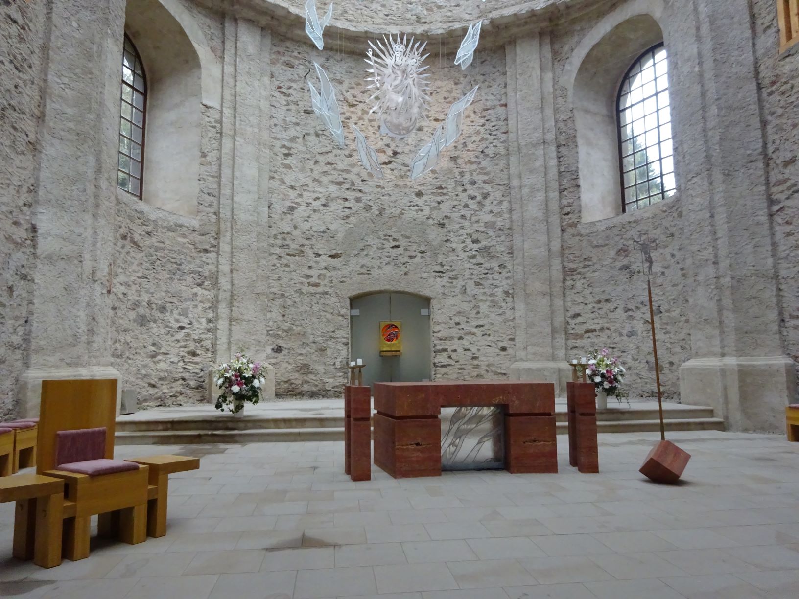 Velmi netradiční skleněný oltář