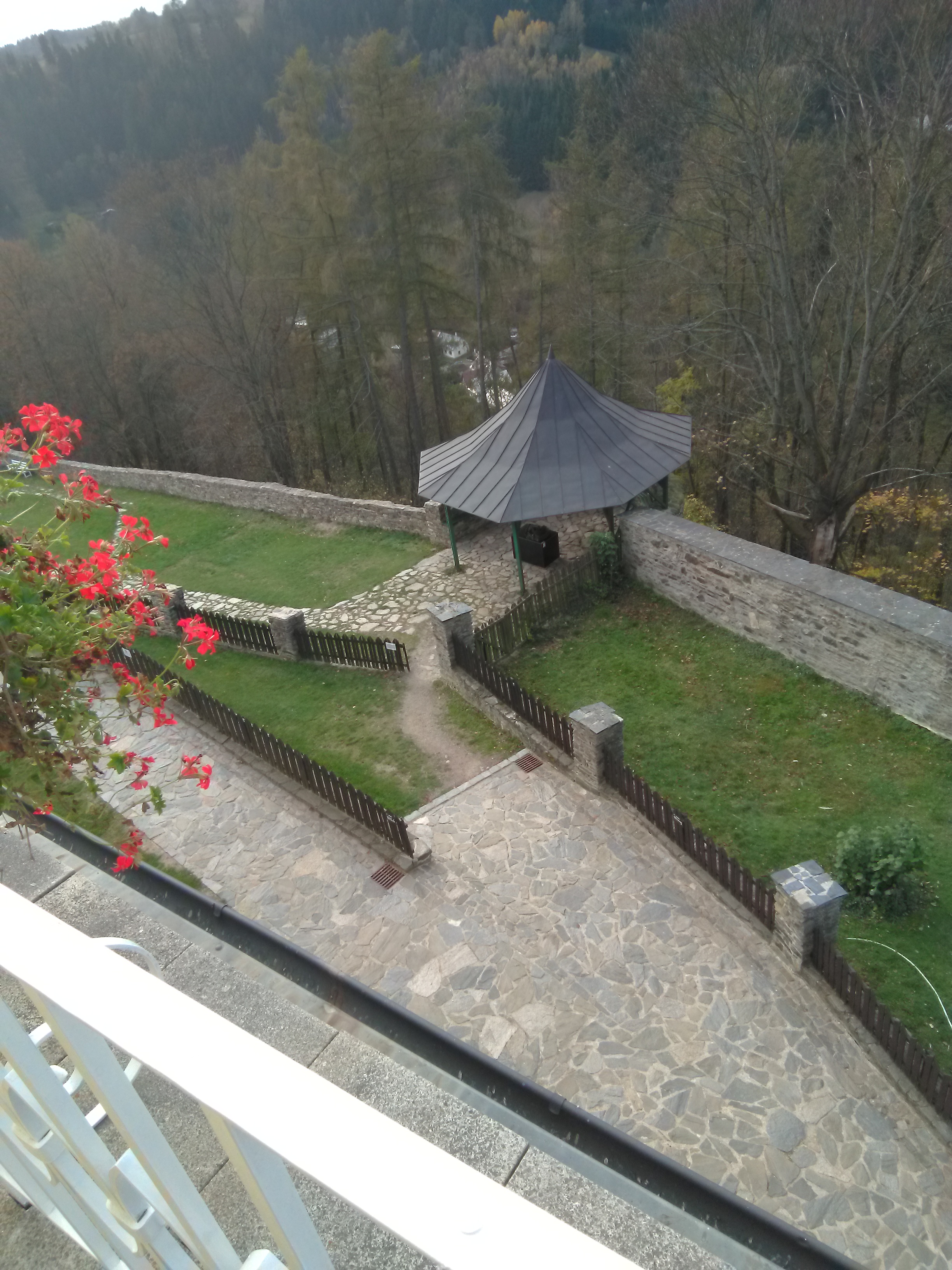 Je tam altánek, sice moderní, ale i tak se k hradu hodí