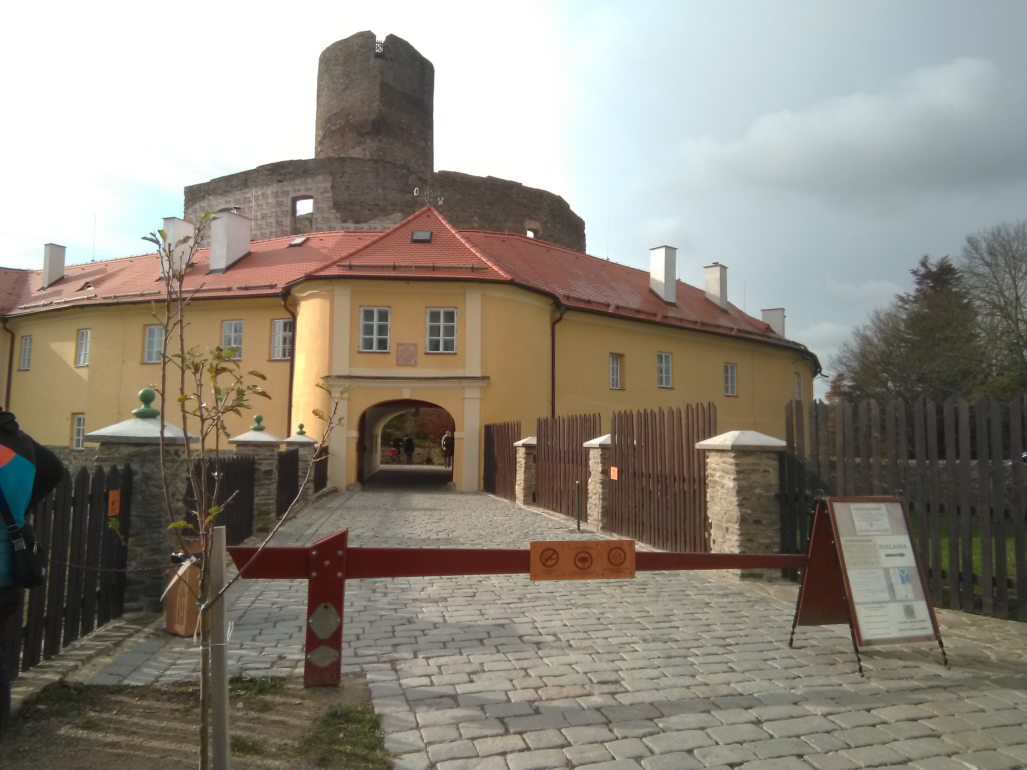 Vítá nás hrad Svojanov