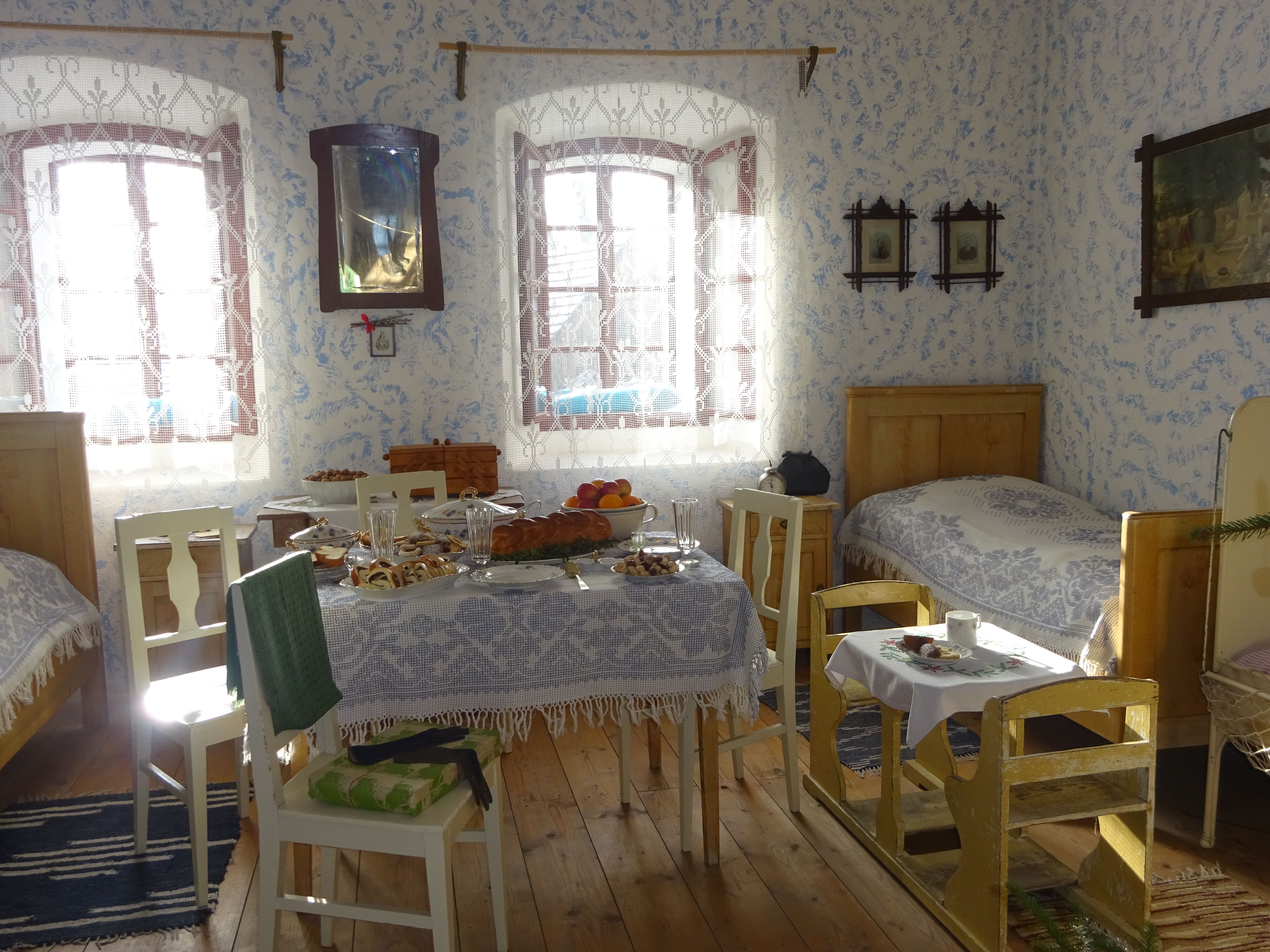 Krásně upravená expozice svátečně prostřeného stolu