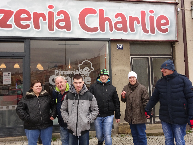 A teď už návštěva Pizzerie Charlie na náměstí v Hořicích v Podkrkonoší