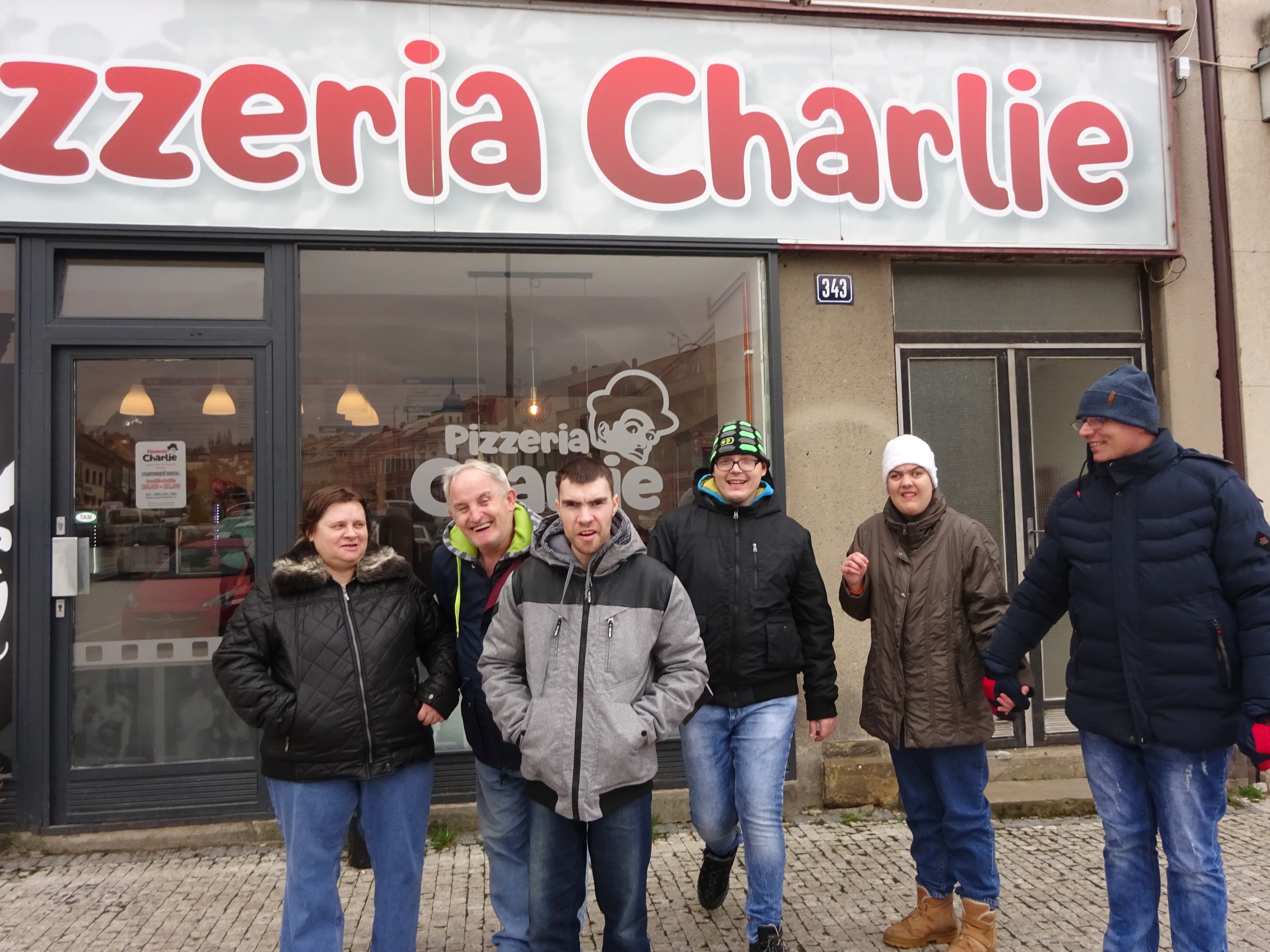 A teď už návštěva Pizzerie Charlie na náměstí v Hořicích v Podkrkonoší