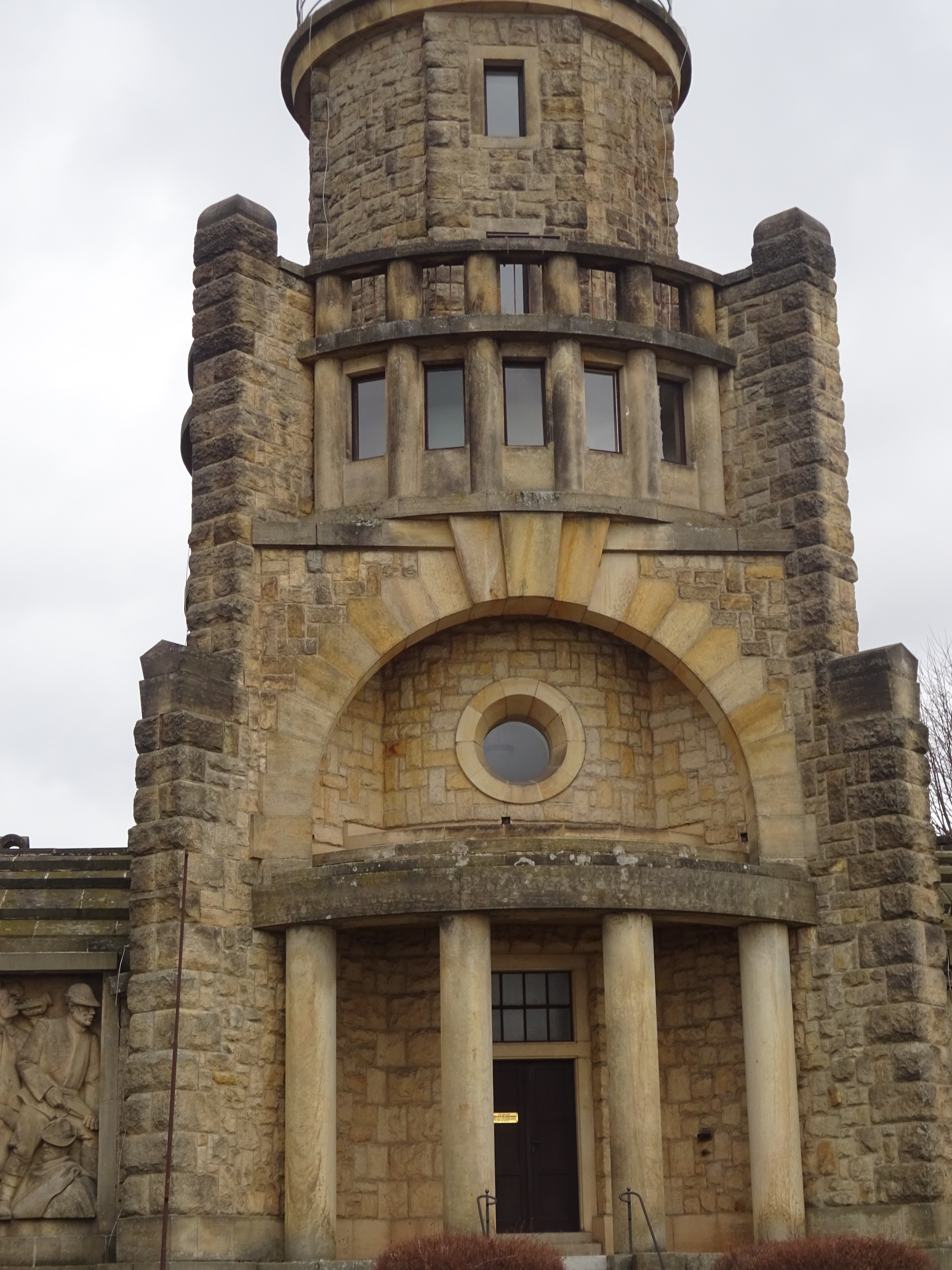 Masarykova věž samostatnosti tyčící se nad městem Hořice v Podkrkonoší