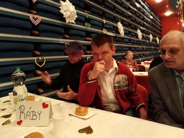 Po příjezdu na nás čekal nazdobený stůl a zákusek