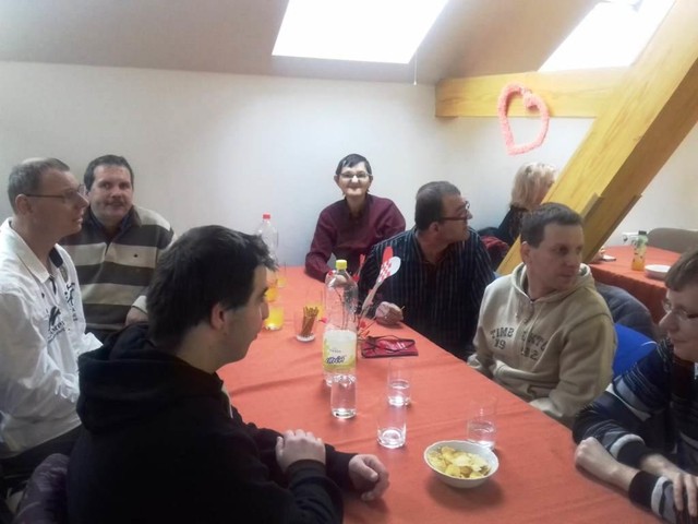 Jsme na místě, už chybí jen taneční partnerky.