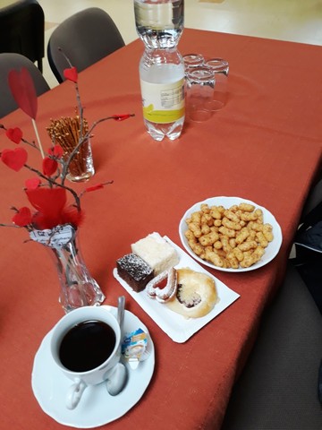 Stoly byly vyzdobené a sladká odměna připravena