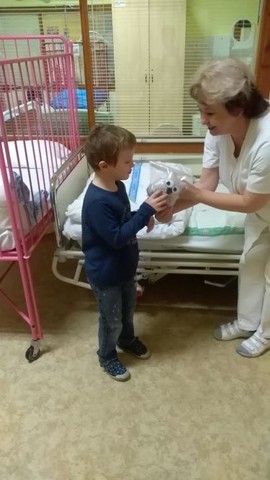 Dárečky nám pomáhají rozdávat i zdravotní sestřičky z oddělení