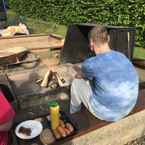 Opékání buřtíků