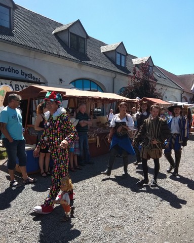 Pestrý průvod pokračuje