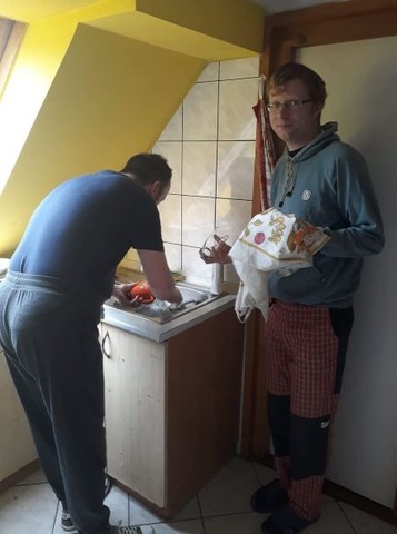 Po večeři se musí umýt nádobí, stejně jako to děláme doma