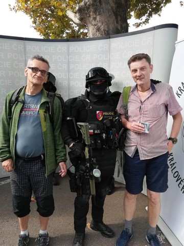 Ale kdepak, jen policista v plné výzbroji