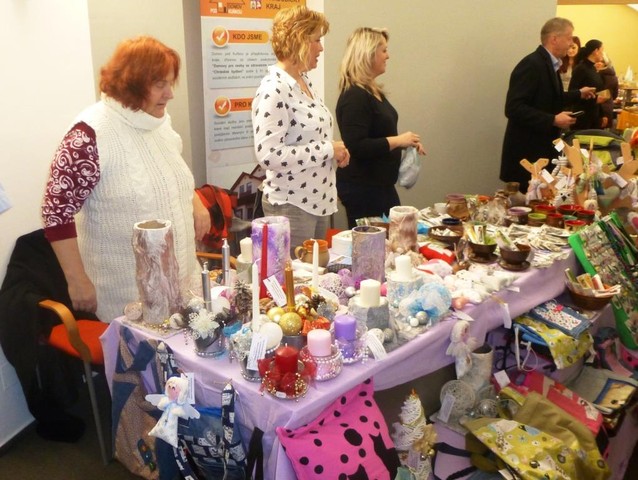 Sál se pomalu plní