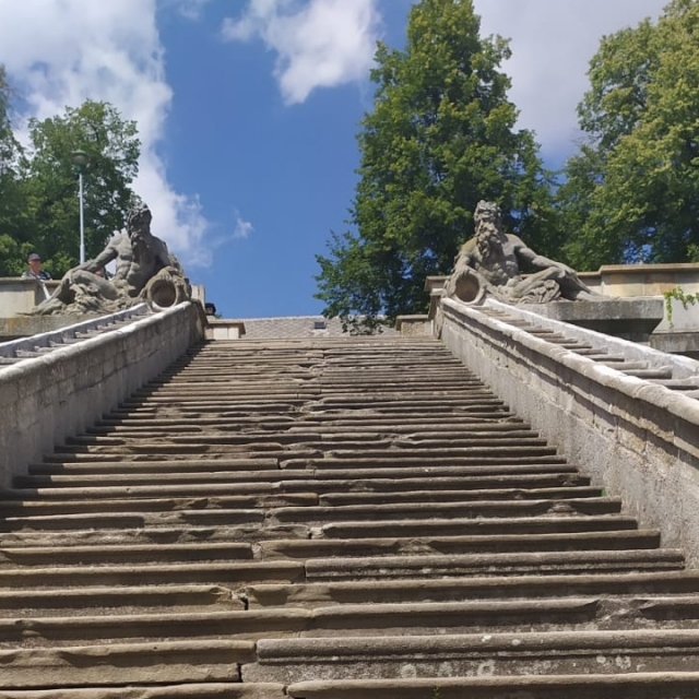 Barokní schodiště. Kolik schodů asi čítá?