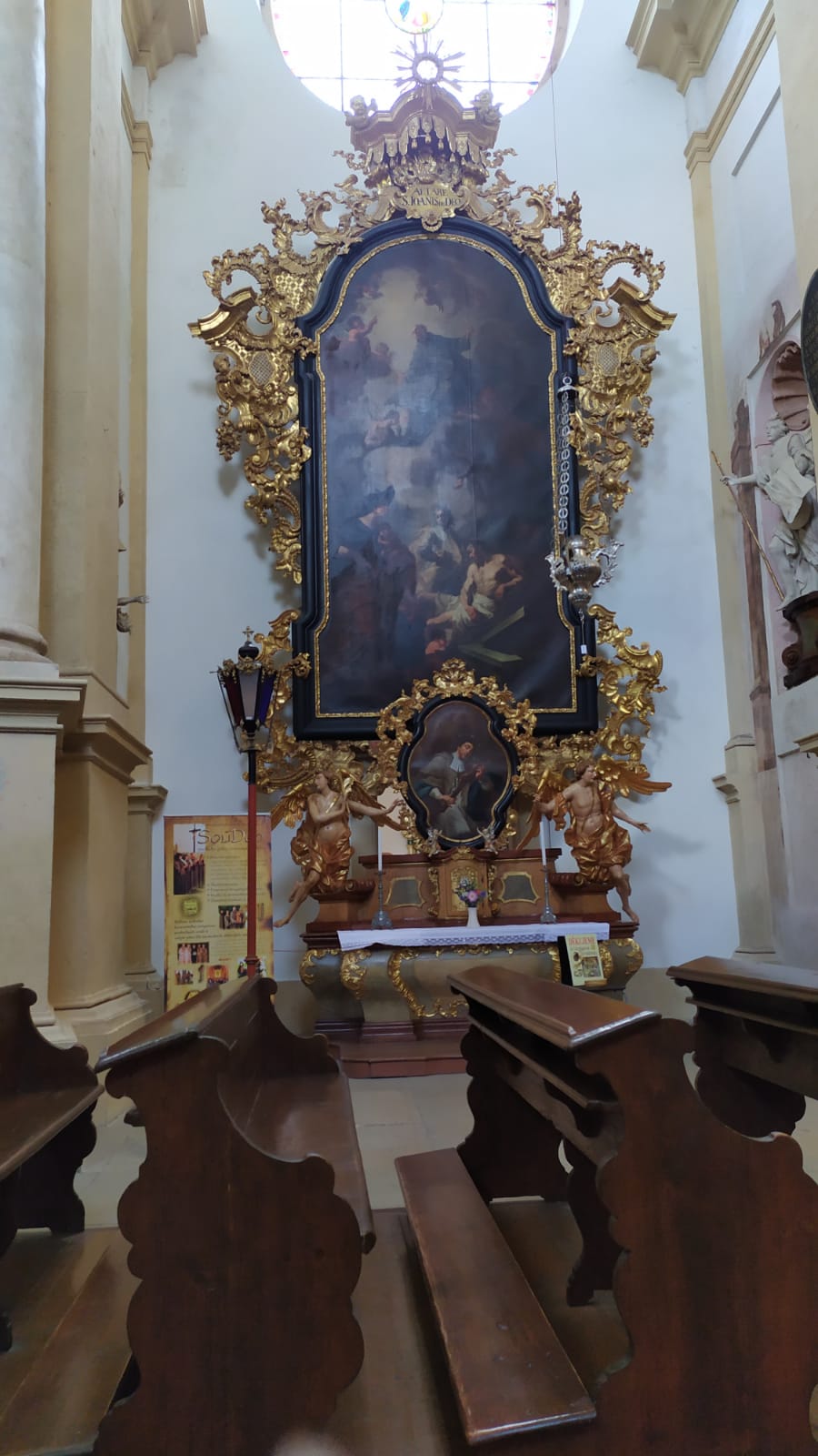 Zdobený oltář v kapli