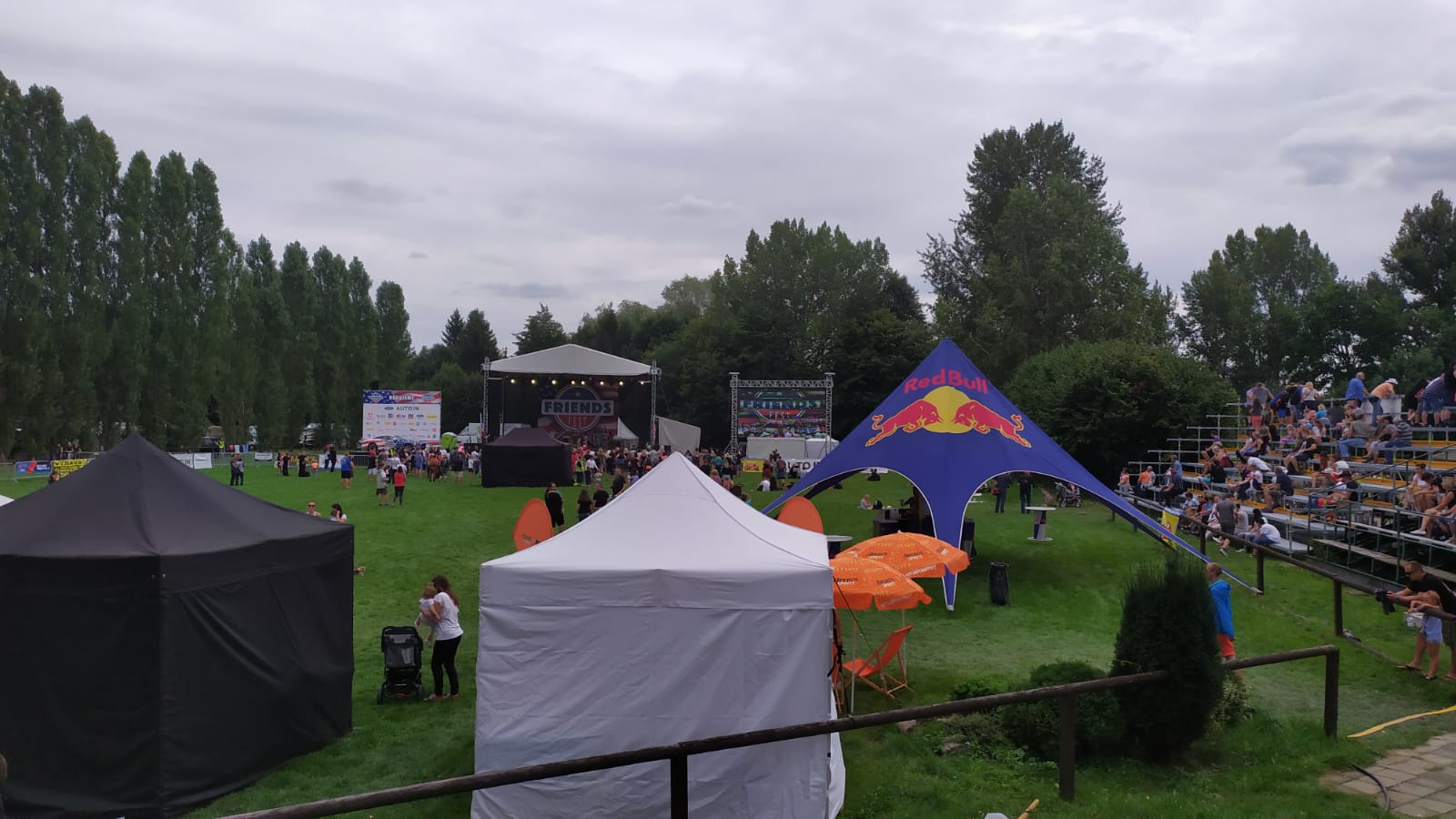 Vítá nás areál Pardubického dostihového spolku, kde se letošní Friends fest konal