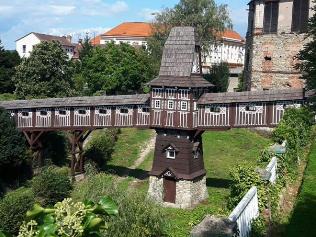 Zámecká zahrada nabízí pohled na zajímavý dřevěný most