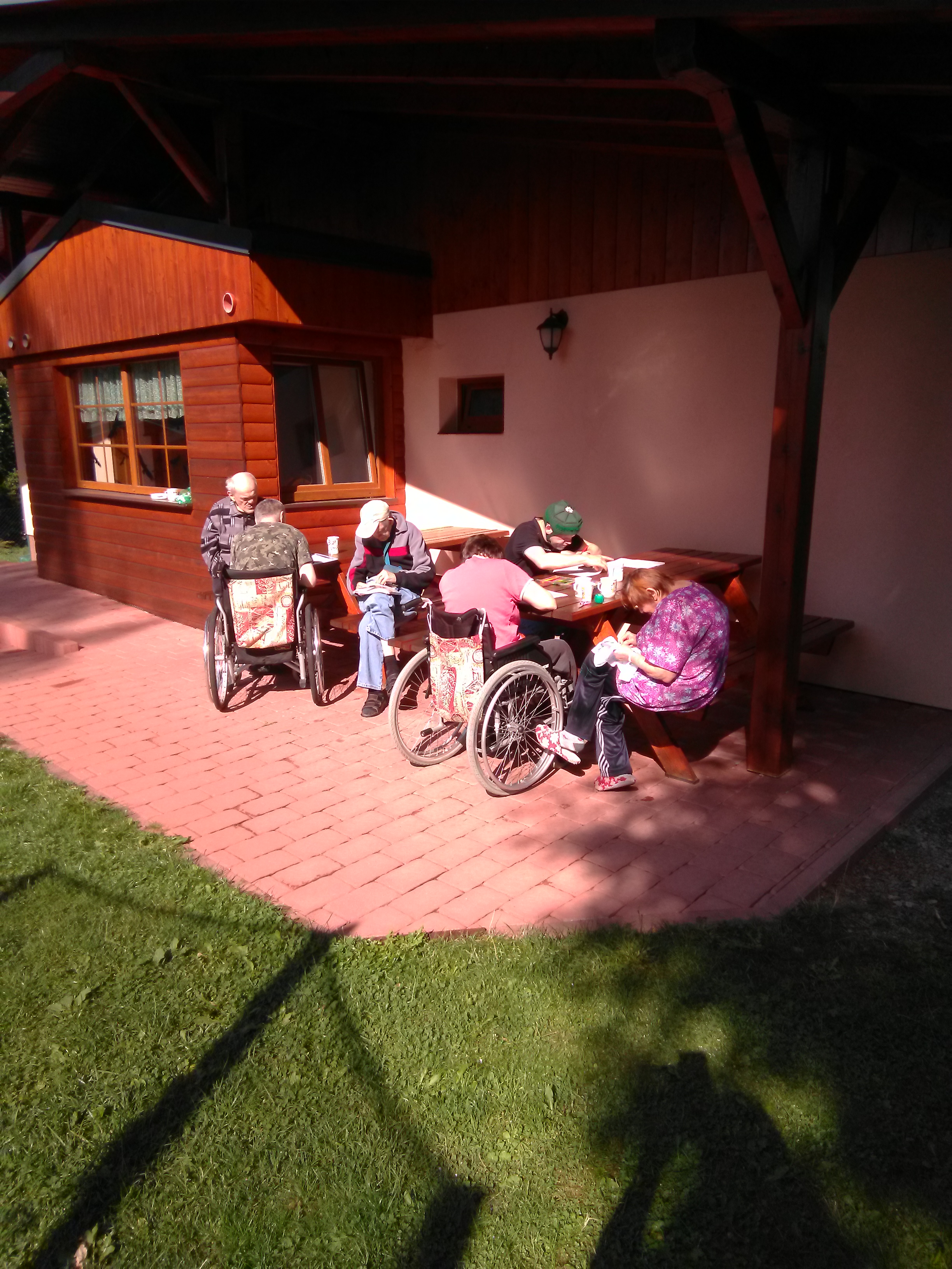 Chalupa nabízela příjemné posezení na terase