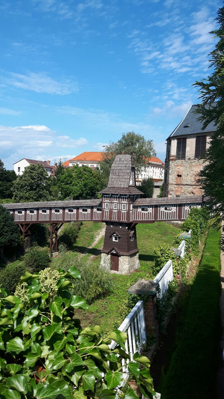 Zámecká zahrada nabízí pohled na zajímavý dřevěný most